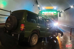 Xe khách giường nằm va chạm ô tô 7 chỗ trong hầm Đèo Ngang, 2 người tử vong