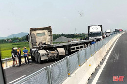 Xe đầu kéo chắn ngang đường, cao tốc ở Hà Tĩnh ách tắc nhiều km 