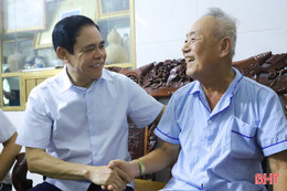 Chủ tịch UBND tỉnh thăm hỏi, tặng quà tri ân người có công với cách mạng