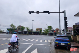 Vì sao hàng loạt cụm đèn tín hiệu giao thông bị hư hỏng chậm được sửa chữa?