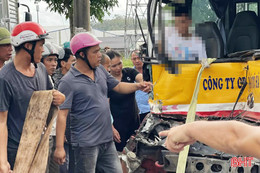 Xe buýt va chạm xe tải, tài xế và hành khách bị thương nặng