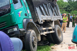 Xe tải va chạm xe gắn máy, nam sinh 12 tử vong thương tâm