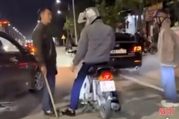 Xác minh vụ tài xế ô tô cầm gậy “tác động” vào người đi xe máy 
