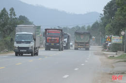 Bất an khi xe tải chở đất tấp nập trên đường lên Khe Giao 