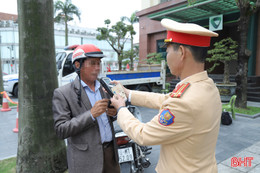 Kiểm tra nồng độ cồn mùng 1 Tết ở Hà Tĩnh, vẫn có tài xế bị xử lý