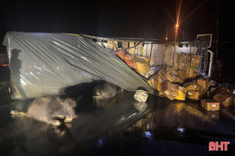 Tông vào 2 trâu, xe tải lật nghiêng chắn ngang quốc lộ 1