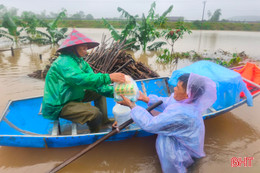 Tích cực tiếp cận vùng bị cô lập, hỗ trợ nhu yếu phẩm cho người dân