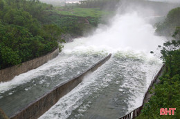 Hồ Kẻ Gỗ tiếp tục giảm lưu lượng xả tràn còn 300 m3/giây