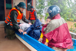 "Gõ" cửa từng nhà, sơ tán người dân vùng ngập lụt tới nơi an toàn 