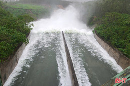 Mưa ngớt, hồ Kẻ Gỗ giảm lưu lượng xả tràn