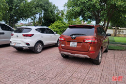 Vụ bám đầu xe ô tô đang chạy ở TP Hà Tĩnh: Người trong cuộc nói gì?