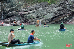 "Săn" cá dưới miệng cửa tràn hồ Kẻ Gỗ