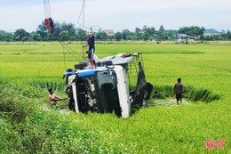 Nhiều giờ giải cứu xe tải lật nghiêng dưới ruộng lúa