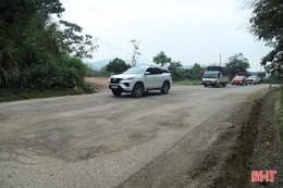 Vì sao quốc lộ 15 qua dốc Đồng Bụt hư hỏng nặng?