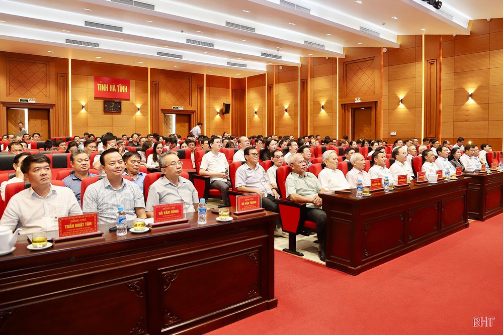 Các đồng chí lãnh đạo tỉnh, nguyên lãnh đạo tỉnh tham dự hội nghị trực tuyến toàn quốc quán triệt, triển khai thực hiện các nghị quyết của Bộ Chính trị (sáng 16/9). image.jpg