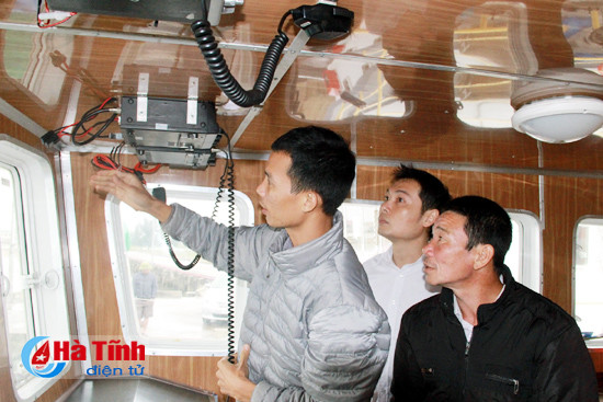 seabank ha tinh trao 5 may bo dam tam xa cho ngu dan