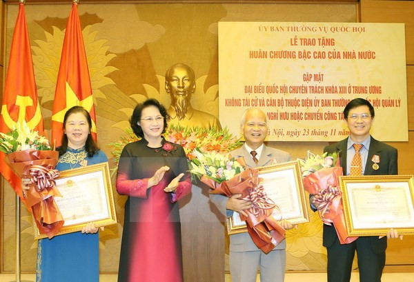 trao tang huan chuong bac cao cho dai bieu quoc hoi khoa xiii
