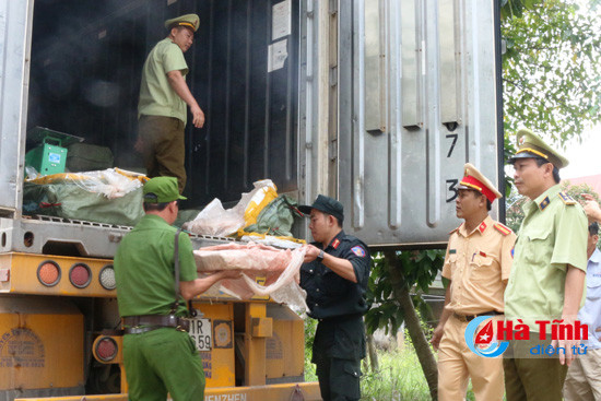 chan dung vu van chuyen 5 5 tan thit mo dong vat hoi thoi tu ha noi vao