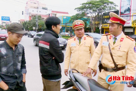 canh sat mac thuong phuc xu ly hang tram truong hop vi pham atgt