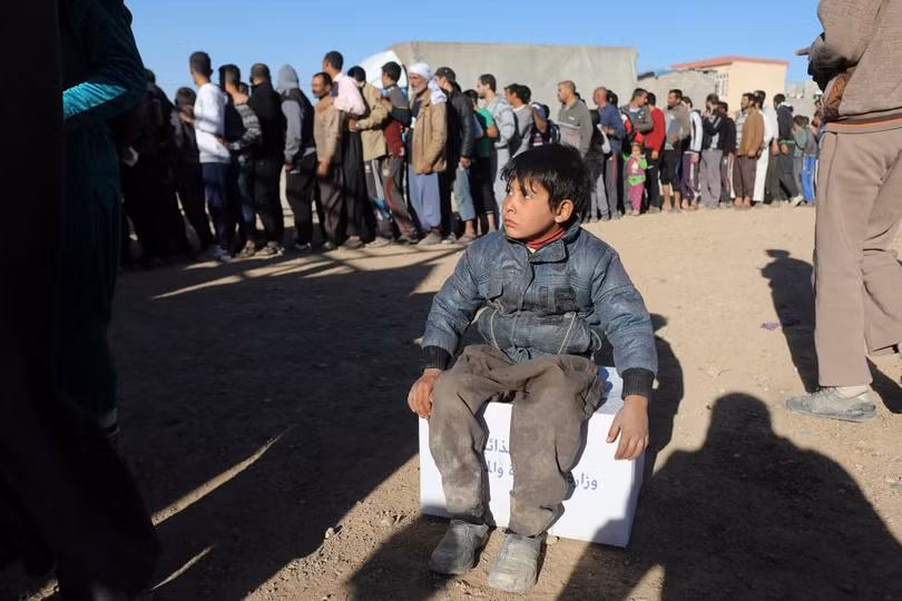 photograph tranh gianh luong thuc vien tro ben ngoai thanh tri mosul