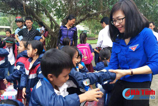 trao 350 suat qua 3 500 cuon vo cho hoc sinh ky anh