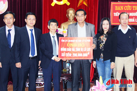 tap the ca nhan trong va ngoai nuoc tiep tuc huong ve nguoi dan vung lu