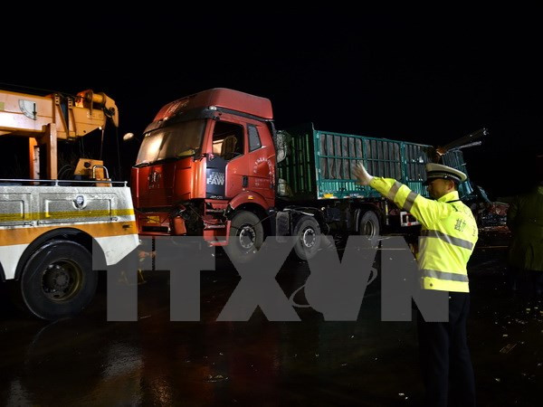 trung quoc tai nan xe lien hoan hon 50 nguoi thuong vong