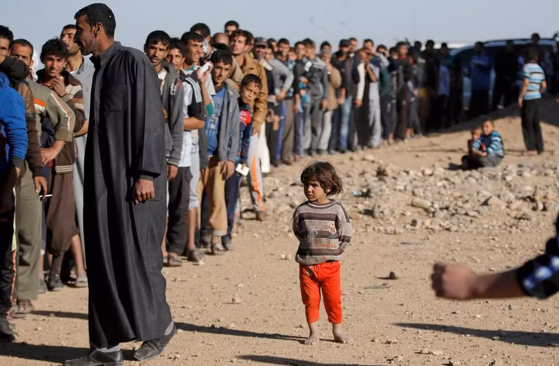 photograph tranh gianh luong thuc vien tro ben ngoai thanh tri mosul
