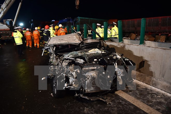 trung quoc tai nan xe lien hoan hon 50 nguoi thuong vong