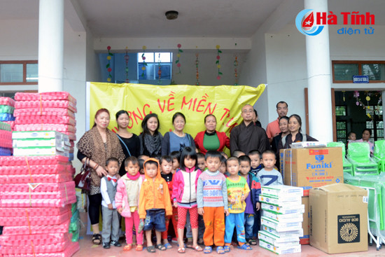 tap the ca nhan trong va ngoai nuoc tiep tuc huong ve nguoi dan vung lu