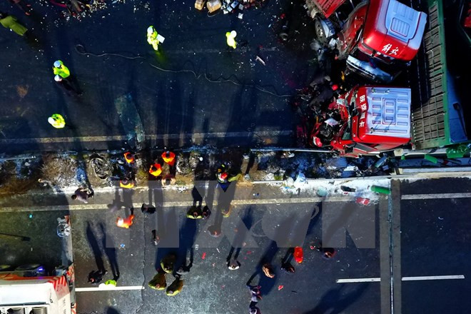 trung quoc tai nan xe lien hoan hon 50 nguoi thuong vong