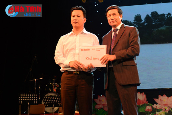 hoi am dau dong quyen gop 1 ty dong ung ho nguoi dan vung lu ha tinh