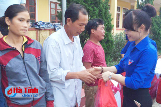 trao 350 suat qua 3 500 cuon vo cho hoc sinh ky anh