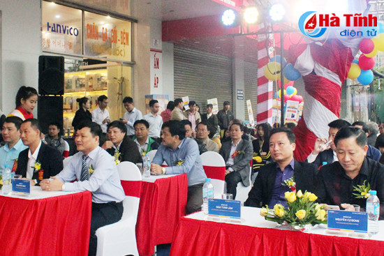 mobifone ha tinh khai truong cua hang ban le tai 16 tran phu