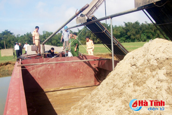 bat giu 2 xa lan hut cat trai phep tren song la