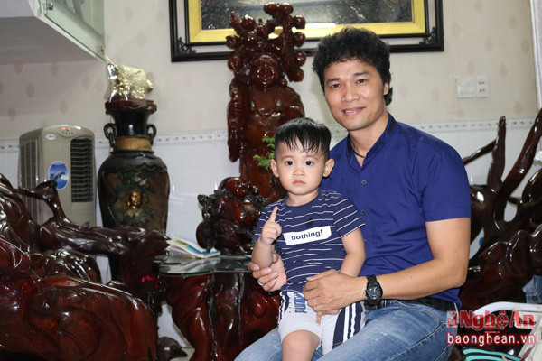 hai huoc clip cau be khoc khi nghe giong nghe hot tren cong dong mang