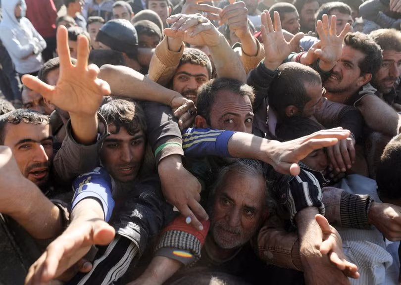 photograph tranh gianh luong thuc vien tro ben ngoai thanh tri mosul