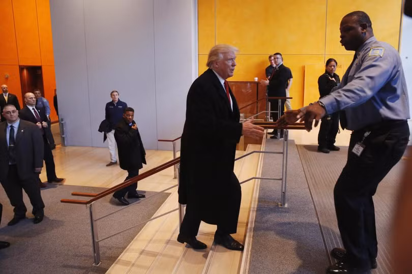 photograph ong trump lan dau gap go bao chi sau dac cu