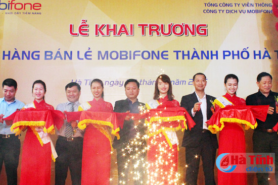 mobifone ha tinh khai truong cua hang ban le tai 16 tran phu