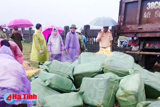 phat 70 trieu dong lai xe van chuyen 5 5 tan thit mo dong vat boc mui hoi thoi