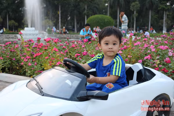 Cậu bé Gia Huy (chưa đầy 3 tuổi) rất thông minh, ngộ nghĩnh. hai huoc clip cau be khoc khi nghe giong nghe hot tren cong dong mang