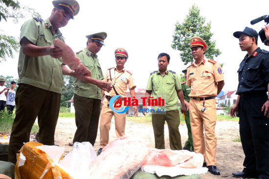chan dung vu van chuyen 5 5 tan thit mo dong vat hoi thoi tu ha noi vao