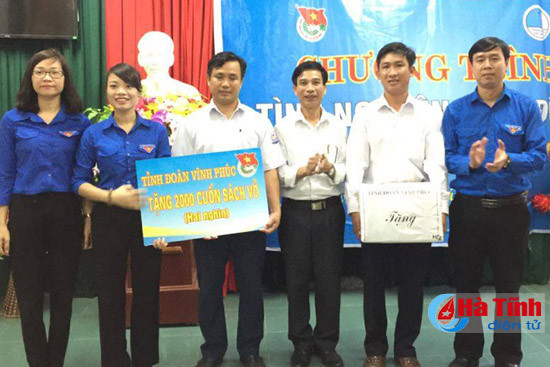 trao 350 suat qua 3 500 cuon vo cho hoc sinh ky anh