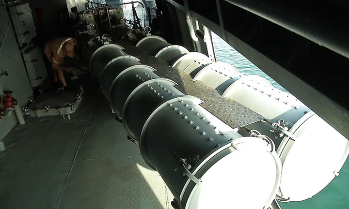 tau chien may bay nga don dap phong ten lua xuong dau is o syria