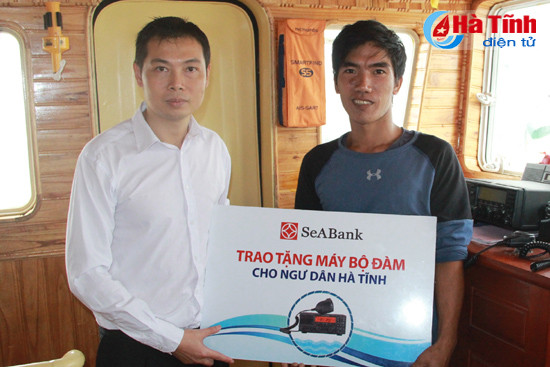 seabank ha tinh trao 5 may bo dam tam xa cho ngu dan
