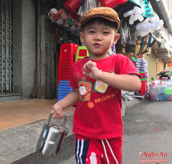 hai huoc clip cau be khoc khi nghe giong nghe hot tren cong dong mang