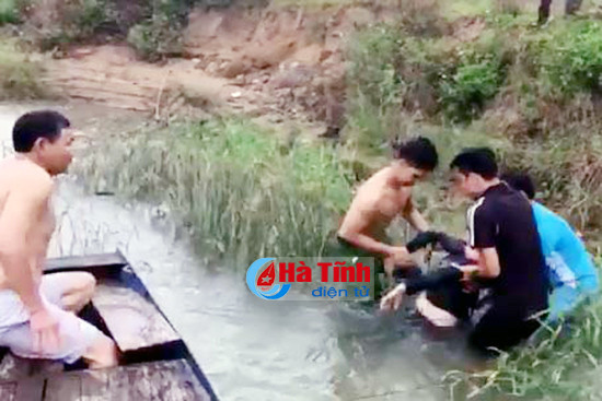 3 cong an cuu song nguoi phu nu nhay cau ben thuy tu tu