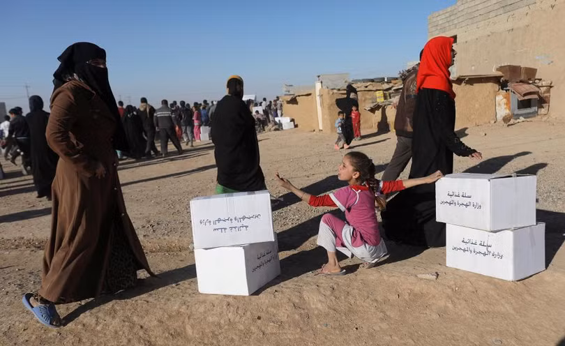 photograph tranh gianh luong thuc vien tro ben ngoai thanh tri mosul