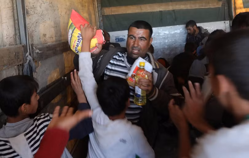 photograph tranh gianh luong thuc vien tro ben ngoai thanh tri mosul