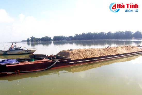 bat giu 2 xa lan hut cat trai phep tren song la